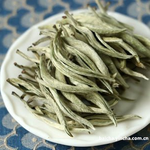 绿茶白茶是以什么为划分的茶？