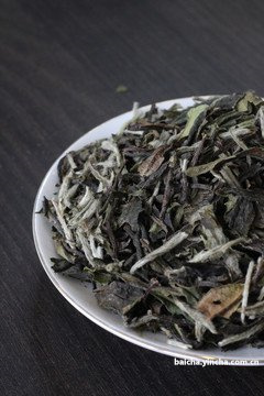 一两年的白茶值多少钱一瓶？老白茶多少钱？能喝吗？