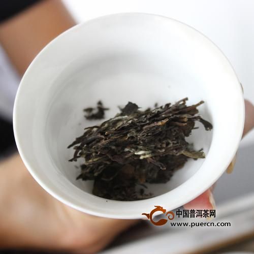 福鼎白茶茶饼怎么弄碎图解方法