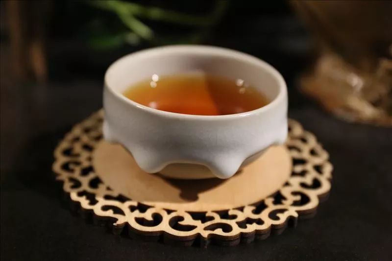 红茶绿茶白茶黑茶黄茶是按什么分类，红茶绿茶白茶黑茶黄茶的区别，绿茶青茶的区别