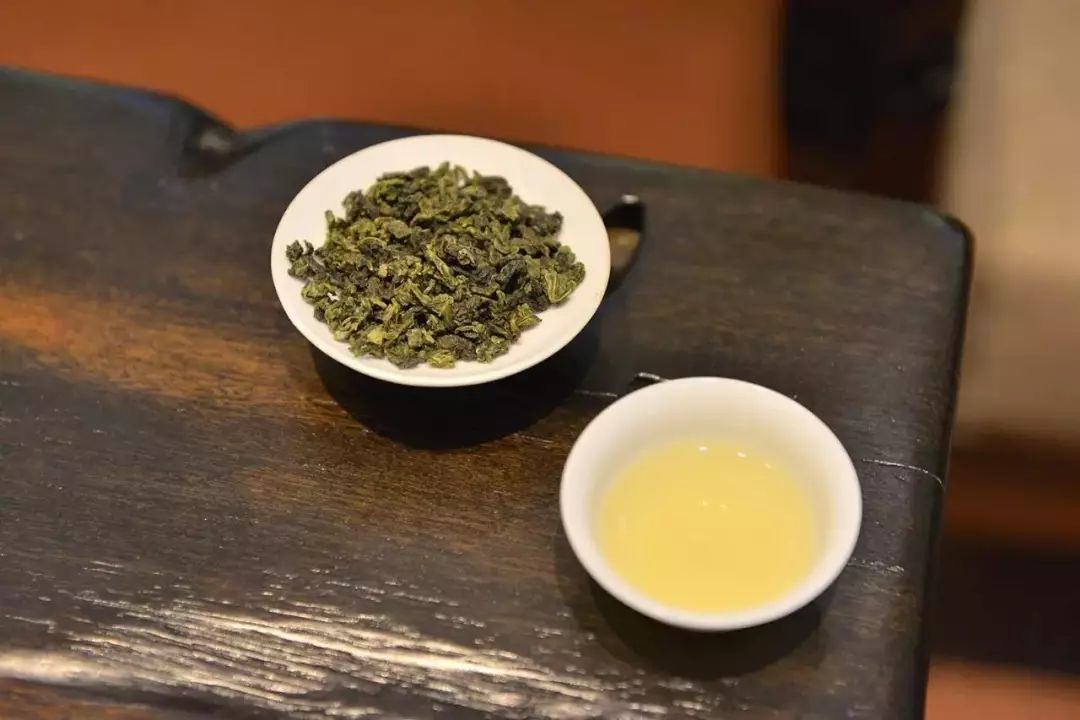 老白茶泡好后变色的原因及苦味解析