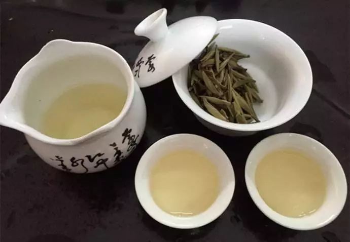 白茶与乌龙茶哪个香味好，口感如何？