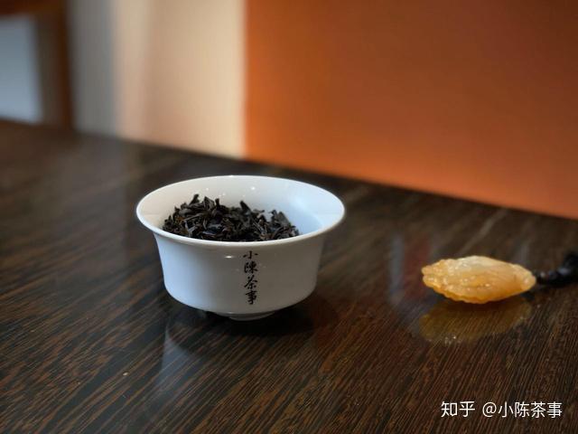 白茶和绿茶哪个好，饮品，白茶好喝吗？