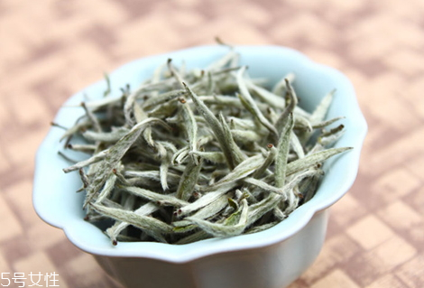 白茶与绿茶有什么区别？哪种茶喝的比较好？