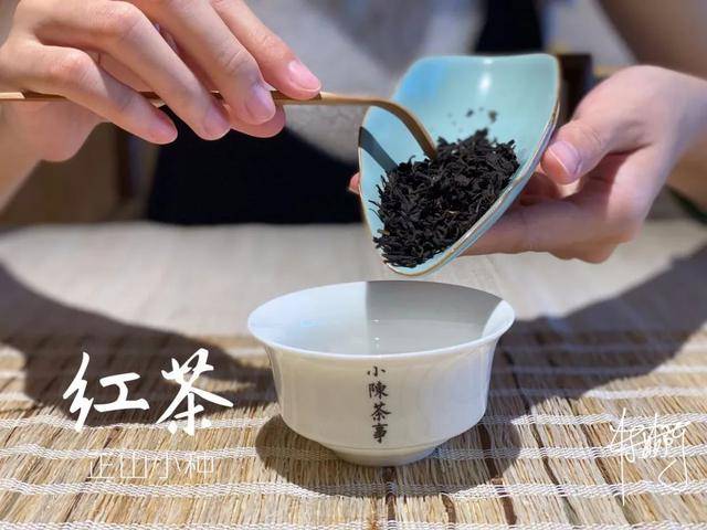 白茶和黄金叶茶味道一样吗，哪个更好喝？