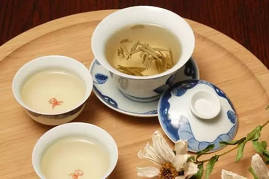 莓茶与白茶有什么不同之处和功效，白茶和莓茶是不是一种茶？