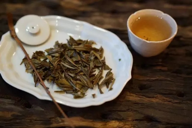 泡白茶的茶是什么颜色的