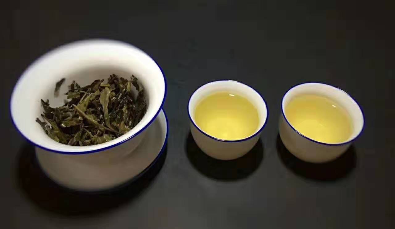 为什么白茶饼泡茶是红色的