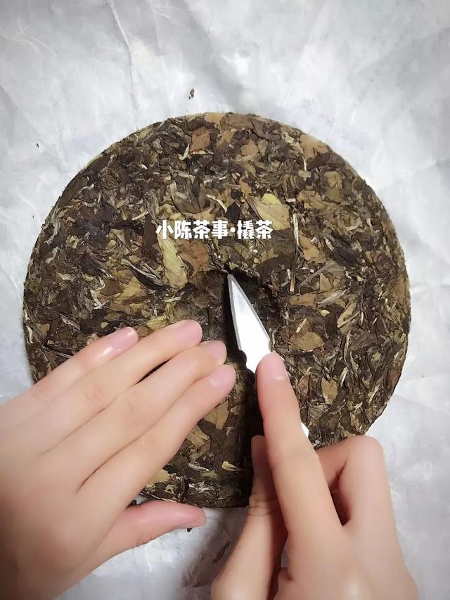 白茶饼里面特别黑怎么回事啊，能喝吗？