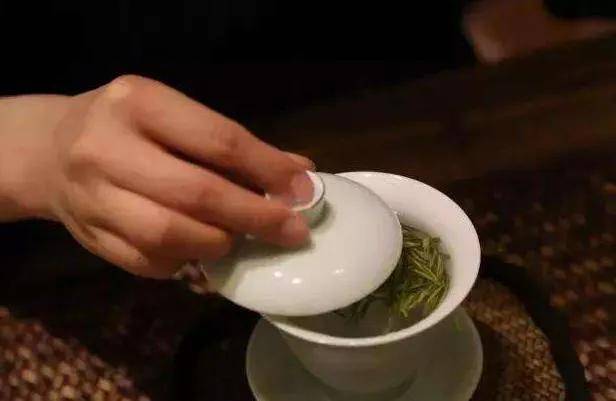 白茶多少度下冲泡和泡制？